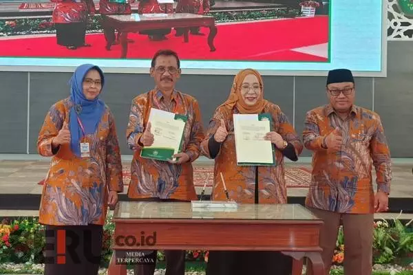Penandatanganan MoU IAI KAPd dengan Co Host Unisma. (rhd) - Konferensi Internasional KRA X 2023 Libatkan 43 PT Nasional dan 5 Universitas Luar Negeri