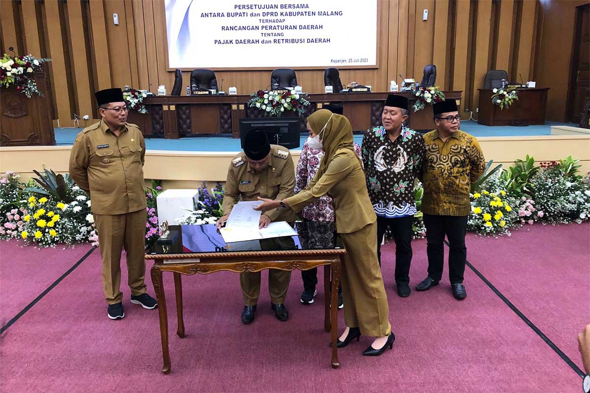 Penandatanganan persetujuan Ranperda tentang pajak daerah dan retribusi daerah. (wul) - DPRD Kabupaten Malang Setujui Sepenuhnya Ranperda Baru Tentang PDRD
