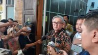 Pengacara Maqdir Ismail. (ist) - Begini Penampakan Uang Tunai Rp27 Miliar yang Dibawa Maqdir Ismail ke Kejaksaan Agung
