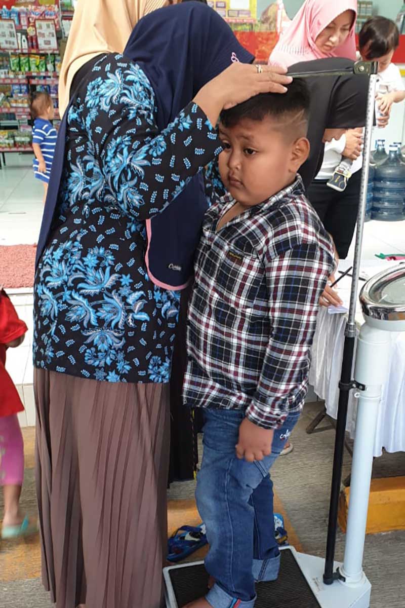 Pengukuran tinggi dan berat badan salah satu balita. (ist) - 118 Balita Ramaikan Posyandu Alfamart-PZ Cussons