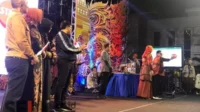 Pengundian hadiah utama oleh Wali Kota Malang dan Ketua TP PKK Kota Malang. (wul) - Gebyar Sadar Pajak, Bapenda Kota Malang Ganjar Hadiah Masyarakat Lunas PBB