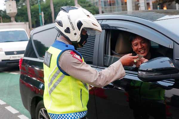 Penilangan di jalan. (ist) - Catat! Polisi yang Boleh Nilang di Jalan Hanya yang Punya Sertifikat