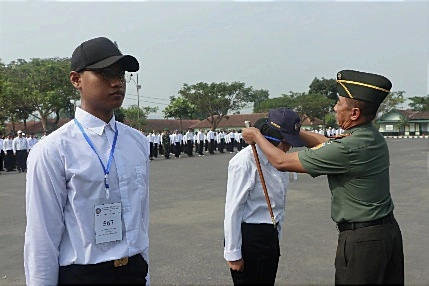 Penyematan tanda peserta LDK. (ist) - 683 Maba Polinema Ikuti LDK Gelombang I