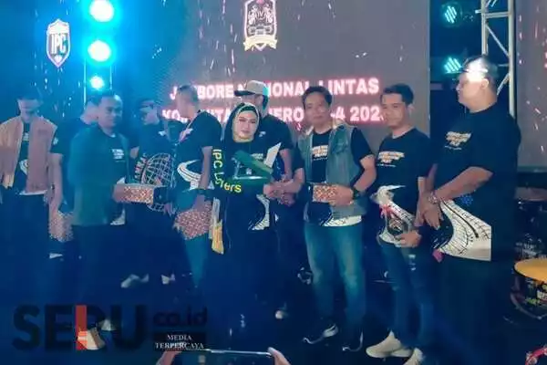 Penyerahan Kenang-kenangan dari Ketua Umum IPC Jatim kepada perwakilan Komunitas Pajero Indonesia. (dik) - Dihadiri 400 Peserta, Puncak Acara Jamnas Lintas Komunitas Pajero Ke-4 2023 Berlangsung Seru