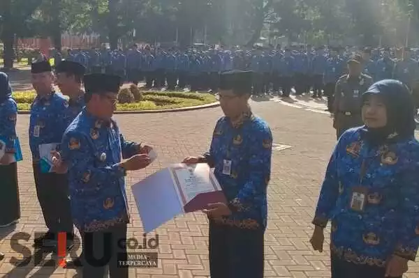 Penyerahan Penghargaan Satyalancana Karya Satya kepada perwakilan penerima. (dik) - Wali Kota Sutiaji Serahkan SK Purna Bakti dan Satyalancana Karya Satya Belasan ASN