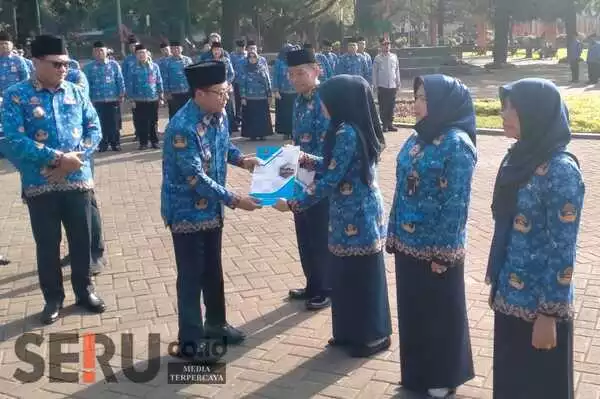 Penyerahan SK Purna Bakti ASN Pemkot Malang secara simbolis kepada perwakilan penerima. (dik) - Wali Kota Sutiaji Serahkan SK Purna Bakti dan Satyalancana Karya Satya Belasan ASN