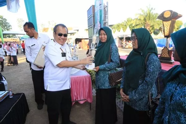 Penyerahan hadiah kepada pemenang lomba makanan khas Kota Probolinggo. (ist) - Festival Makanan Khas Kota Probolinggo Warnai Semipro 2023