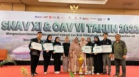 Penyerahan piala bergilir – juara umum. (ist) - Polinema Raih Juara Umum SNAV XI dan Olimpiade Akuntansi Vokasi VI