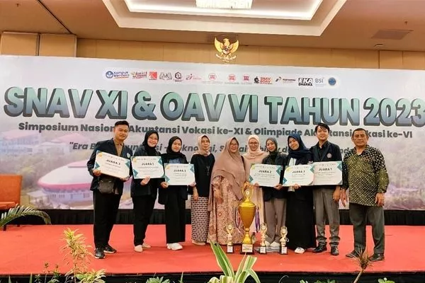 Penyerahan piala bergilir – juara umum. (ist) - Polinema Raih Juara Umum SNAV XI dan Olimpiade Akuntansi Vokasi VI