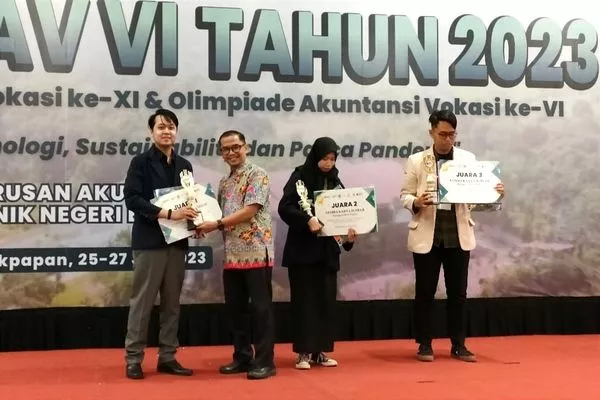 Penyerahan piala juara 1 Lomba Karya Ilmiah. (ist) - Polinema Raih Juara Umum SNAV XI dan Olimpiade Akuntansi Vokasi VI