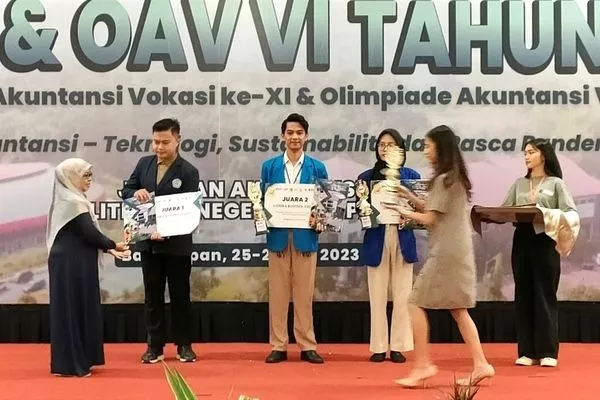 Penyerahan piala juara 1 Lomba Konten Video. (ist) - Polinema Raih Juara Umum SNAV XI dan Olimpiade Akuntansi Vokasi VI