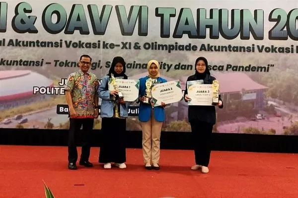 Penyerahan piala juara 3 Lomba Poster. (ist) - Polinema Raih Juara Umum SNAV XI dan Olimpiade Akuntansi Vokasi VI