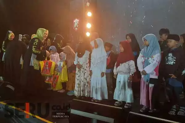 Penyerahan santunan dan bingkisan spesial untuk yatim piatu oleh IPC Lovers. (dik) - Dihadiri 400 Peserta, Puncak Acara Jamnas Lintas Komunitas Pajero Ke-4 2023 Berlangsung Seru