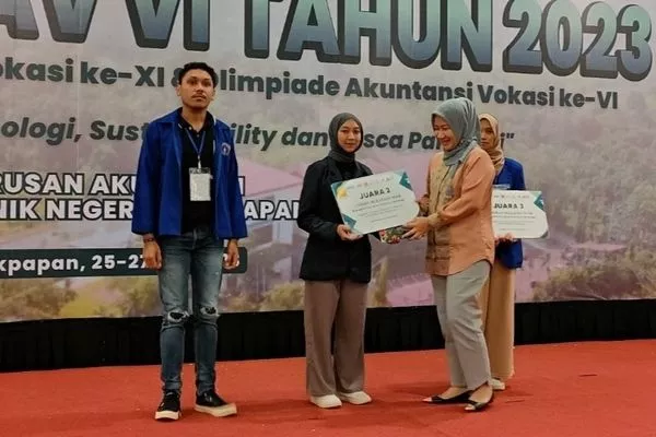 Penyerahan simbolis juara 2 Lomba Dexagon War Kategori Best Deffence Strategy. (ist) - Polinema Raih Juara Umum SNAV XI dan Olimpiade Akuntansi Vokasi VI