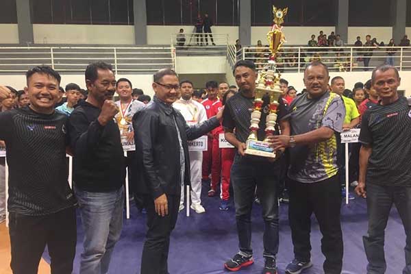 Penyerahan trophy Juara Umum dari Pj. Wali Kota Batu dan Ketua KONI kepada Ketua PGSI Kota Batu. (ist) - Kota Batu Raih Juara Umum Kejurprov Gulat Jawa Timur