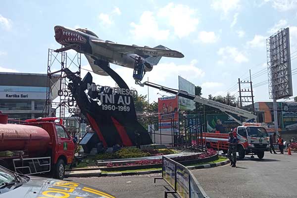 Perawatan Monumen Pesawat di Jalan Sukarno Hatta oleh tim Skadron Teknik 022 Lanud Abd Saleh. (jup) - Lestarikan Monumen, Prajurit Skadron Teknik 022 Lanud Abd Saleh Cuci Pesawat di Suhat