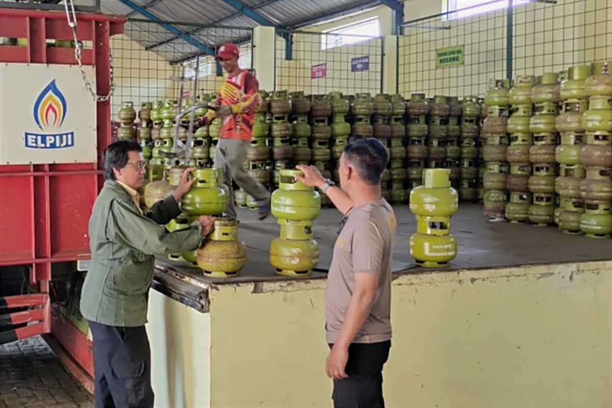 Pertamina drop LPG 3 kg, pemda dan kepolisian sidak agen/pangkalan. (ist) - Pertamina Drop Sejuta LPG 3kg di Jatim, Pemda dan Kepolisian Sidak Agen/Pangkalan