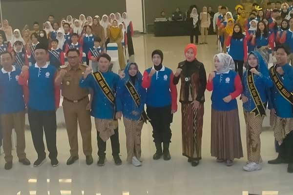 Perwakilan Forum Anak Kota Malang bersama Wawali Kota Malang dan Ketua TP PKK Kota Malang. (Seru.co.id/dik) - Peringatan HAN ke-39, Forum Anak Kota Malang Sampaikan Enam Butir Suara Anak
