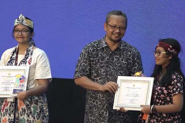 Perwakilan Forum Anak Kota Malang menerima penghargaan. (ist) - Membanggakan! Kota Malang Raih Dua Prestasi Sekaligus dalam Peringatan HAN dan FAN