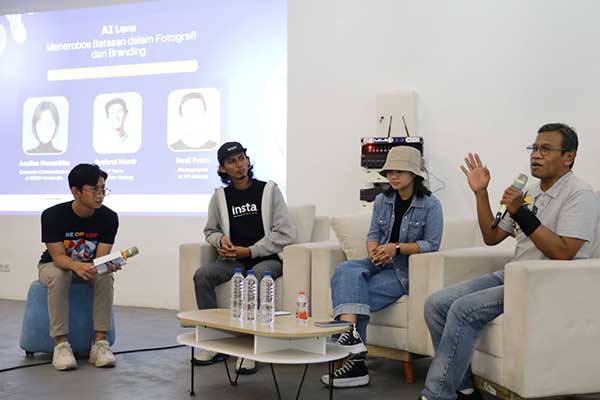 Perwakilan PFI Malang, Nedi saat mennggapi kehadiran Artificial Intelligence di dalam dunia fotografi. (ist) - Efisiensi Kerja di Dunia Fotografi dengan AI, PFI Gandeng Beon Intermedia Gelar Diskusi