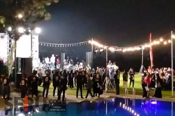 Peserta Jamnas Lintas Komunitas Pajero Ke-4 2023, larut dalam hiburan musik. (dik) - Dihadiri 400 Peserta, Puncak Acara Jamnas Lintas Komunitas Pajero Ke-4 2023 Berlangsung Seru