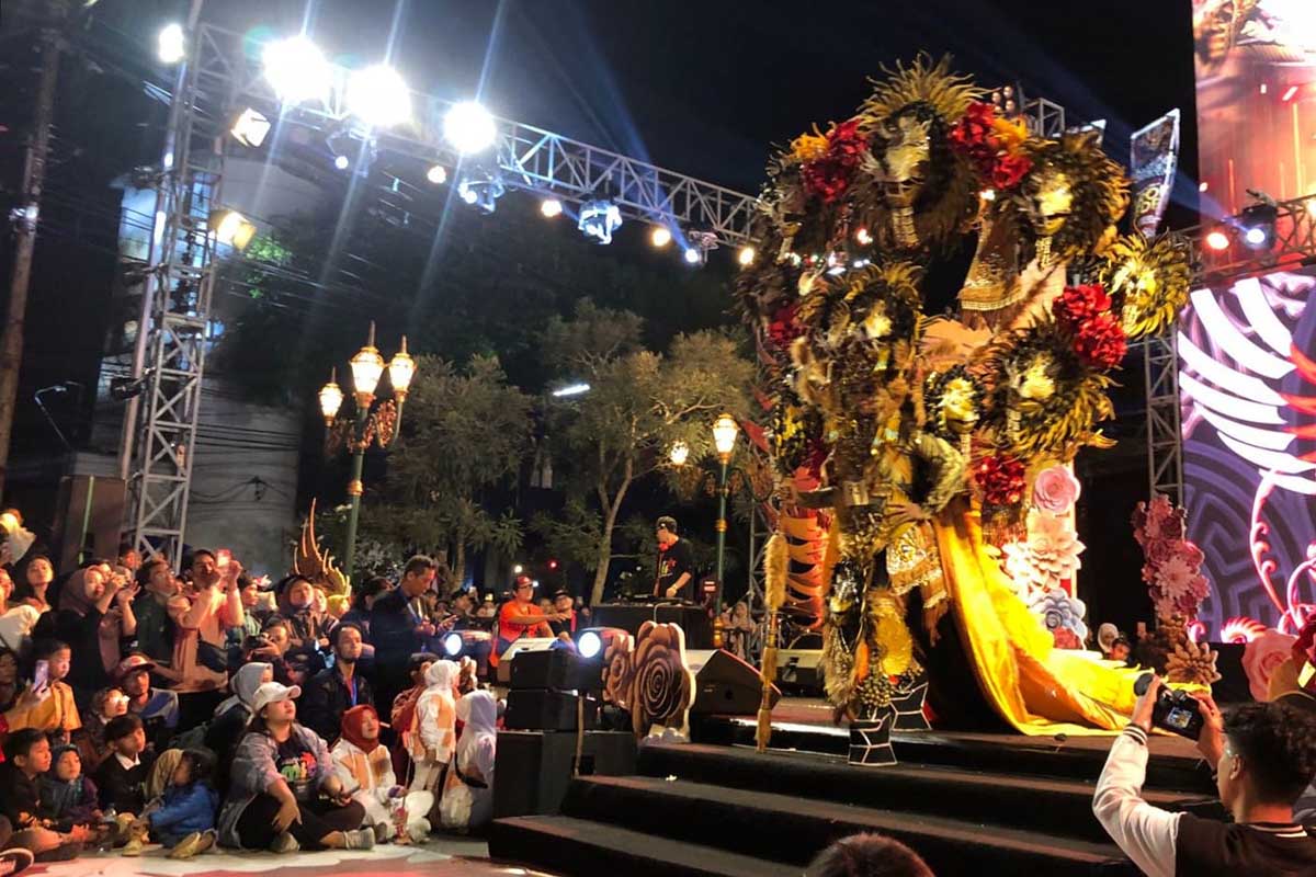Peserta MFC dengan berbagai kreasi kostum karnaval dan cosplay yang dinilai dewan juri. (rhd) - Malang Flower Carnival Sukses Ramaikan Kayutangan Heritage