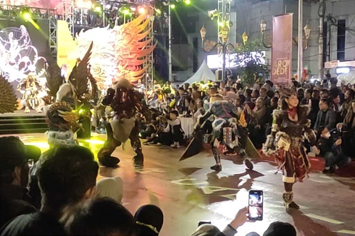 Peserta MFC dengan berbagai kreasi kostum karnaval dan cosplay yang dinilai dewan juri. (rhd) - Malang Flower Carnival Sukses Ramaikan Kayutangan Heritage