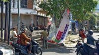 Petugas Satpol PP turunkan paksa reklame di kawasan Jalan Sukarno Hatta yang melanggar aturan. (jup) - Satpol PP Tindak Reklame Pelanggar Aturan Kawasan Suhat