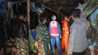 Petugas bersama warga di lokasi tanah longsor. (ist) - Kembali Terjadi Tanah Longsor di Ampelgading, Satu Orang Meninggal