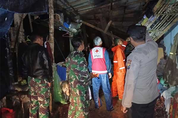 Petugas bersama warga di lokasi tanah longsor. (ist) - Kembali Terjadi Tanah Longsor di Ampelgading, Satu Orang Meninggal