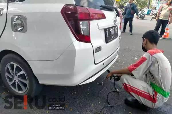 Petugas penguji Emisi menghitung besarnya emisi pada mobil. (Seru.co.id/dik) - Program Gratis Uji Emisi DLH Kota Malang di EKUP Tahun 2023
