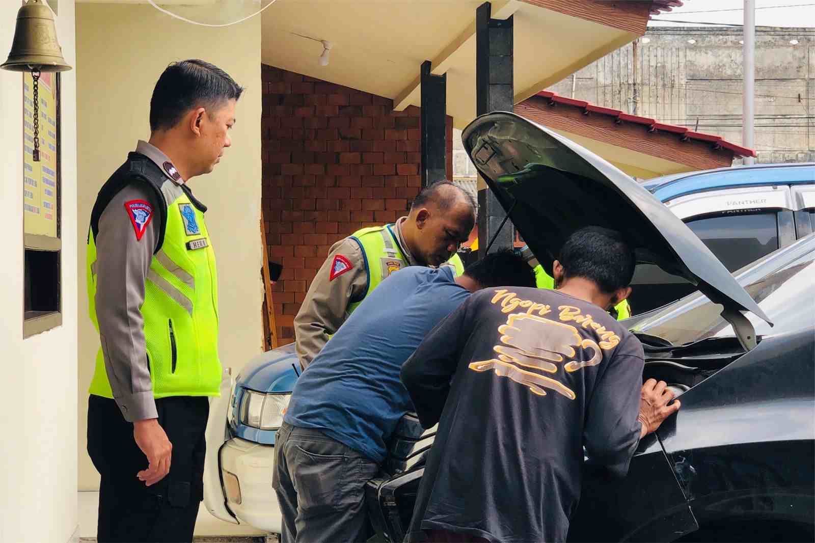 pihak kepolisian dan sopir xpander (kaos hitam).