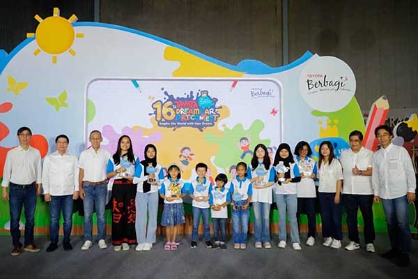 Pimpinan Toyota-Astra berfoto dengan pemenang Toyota Dream Car Art Contest (TDCAC). (ist) - Museum Angkut Batu Poles Wajah Wahana Edukasi Toyota Terrace