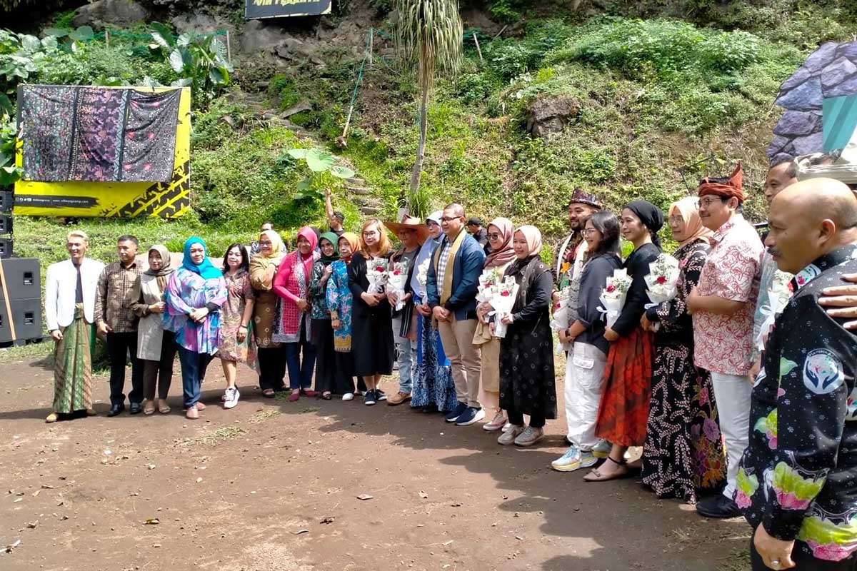 Pj. Wali Kota Batu bersama sebelas desainer lokal Kota Batu. (dik) - Fashion On The River, Disparta Batu Usung 62 Karya 11 Desainer Lokal