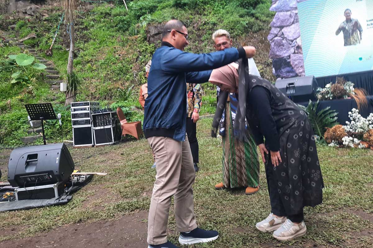 Pj Wali Kota Batu memberikan selendang sebagai tanda penghargaan kepada 2 (dua) Desainer Kreatif Kota Batu. (dik) - Fashion On The River, Disparta Batu Usung 62 Karya 11 Desainer Lokal
