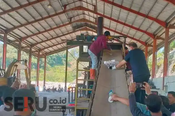 Pj. Wali Kota Batu saat memasukkan barang bukti untuk dimusnahkan dengan mesin Pirolisis milik DLH Batu. (Seru.co.id/dik) - Sampah Makin Melimpah, Pemkot Batu Berencana Datangkan Mesin Baru