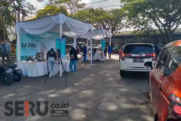 Pos/ tenda pengujian emisi di jalan Trunojoyo Kota Malang, depan Stasiun Malang Kota Baru. (Seru.co.id/dik) - Program Gratis Uji Emisi DLH Kota Malang di EKUP Tahun 2023