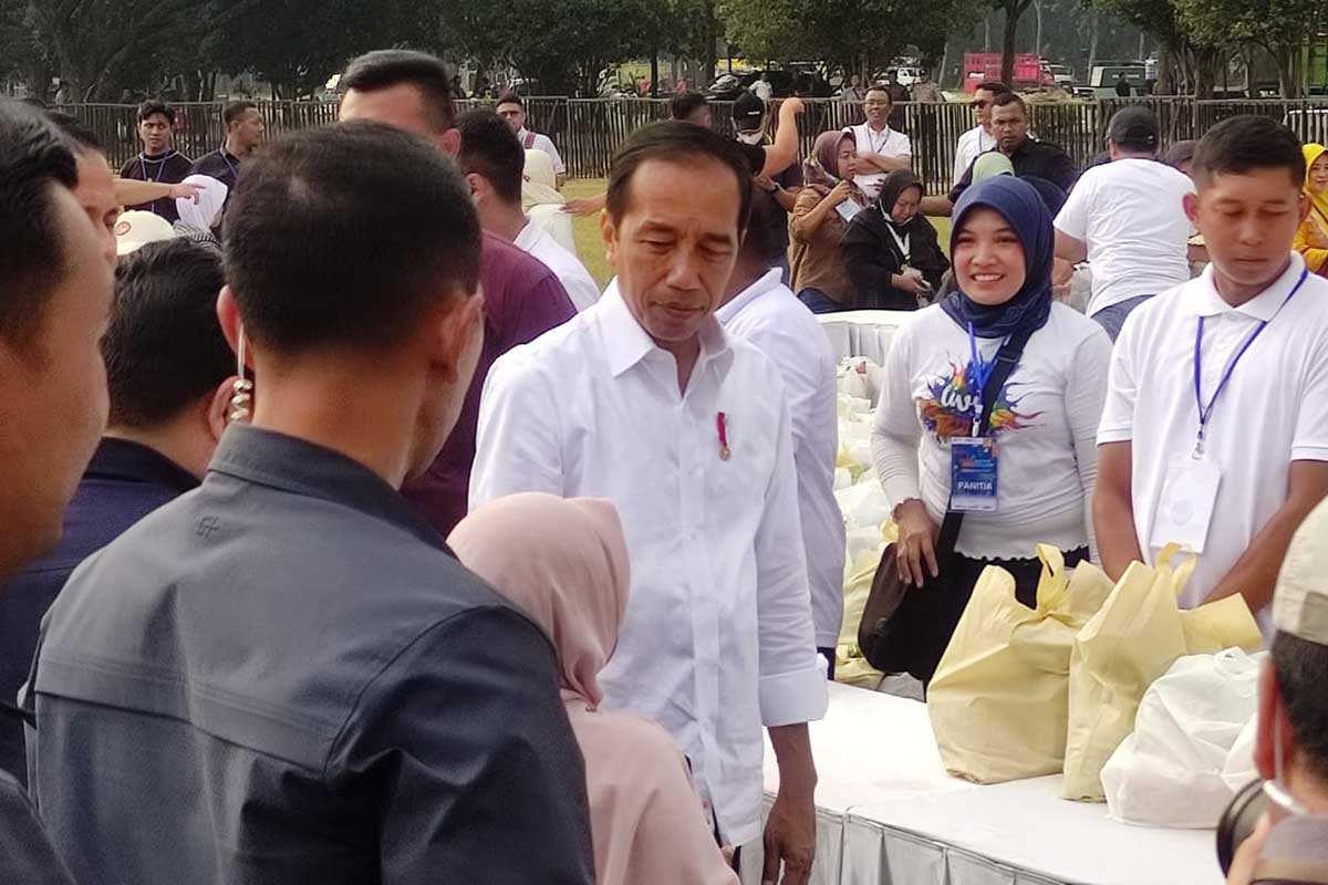 Presiden Joko Widodo berdialog dengan salah satu penerima sembako. (rhd) - Tinjau Pembagian 3.000 Paket Sembako, Jokowi: Kita Akan Menghadapi El Nino