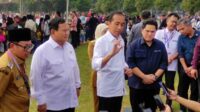 Presiden Joko Widodo didampingi Menteri BUMN dan Menhan, menjawab awak media. (rhd) - Tinjau Pembagian 3.000 Paket Sembako, Jokowi: Kita Akan Menghadapi El Nino