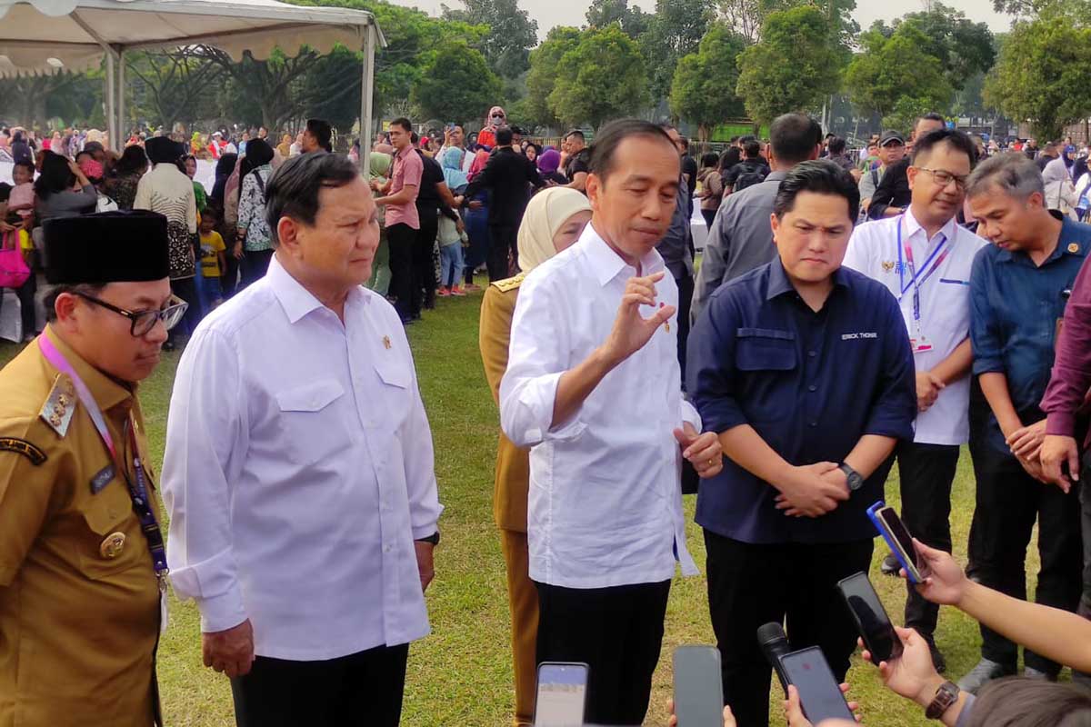 Presiden Joko Widodo didampingi Menteri BUMN dan Menhan, menjawab awak media. (rhd) - Tinjau Pembagian 3.000 Paket Sembako, Jokowi: Kita Akan Menghadapi El Nino