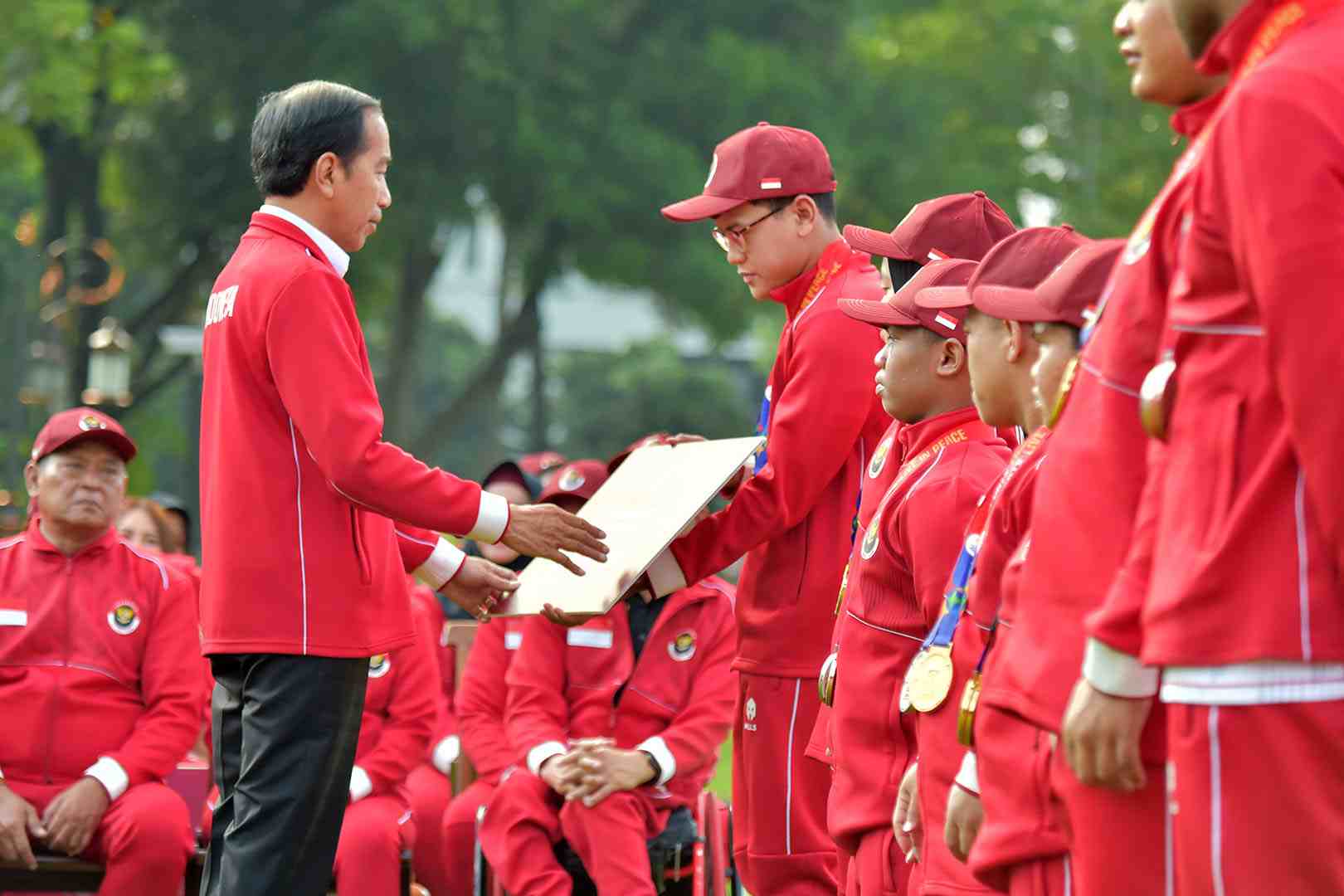 presiden jokowi bersama kontingen indonesia di asean para games 2023 ist 11zon