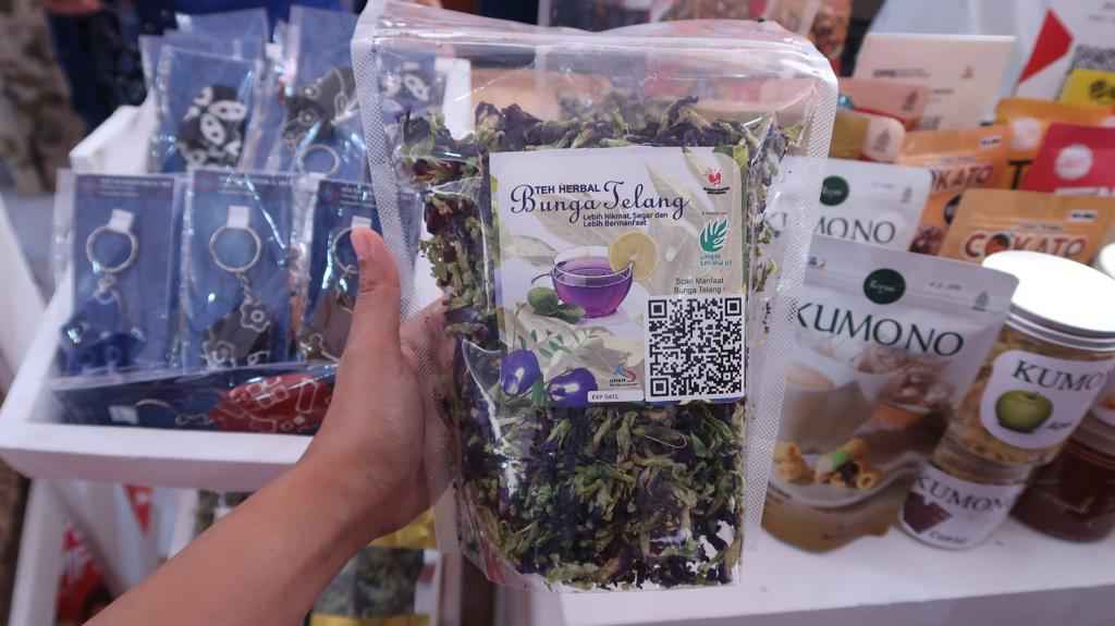 produk umkm makanan dalam kemasan yang menarik di stan kota malang di ice makassar 2023 11zon