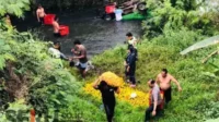 Proses evakuasi jeruk dan kendaraan korban. (wul) - Mobil Pickup Muatan Jeruk Terperosok ke Sungai di Gondanglegi