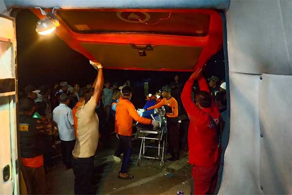 Proses evakuasi tubuh korban. (ist) - Jasad Korban Terakhir Pencari Biawak di Bendungan Sutami Karangkates Ditemukan