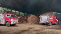 Proses pemadaman api. (ist) - Gudang Bahan Bakar Pengolahan Gula PG Krebet Dilalap Jago Merah