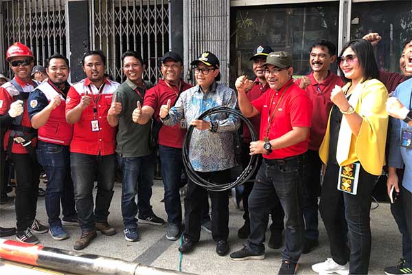 SIMBOLIS: Proses pemotongan tiang provider internet milik PT Telkom, di kawasan wisata Kayutangan Heritage, secara simbolis oleh Walikota Malang, Drs Sutiaji. (Seru.co.id/wul) - Wisata Kayutangan Heritage akan Segera Bebas dari Kabel yang Berseliweran