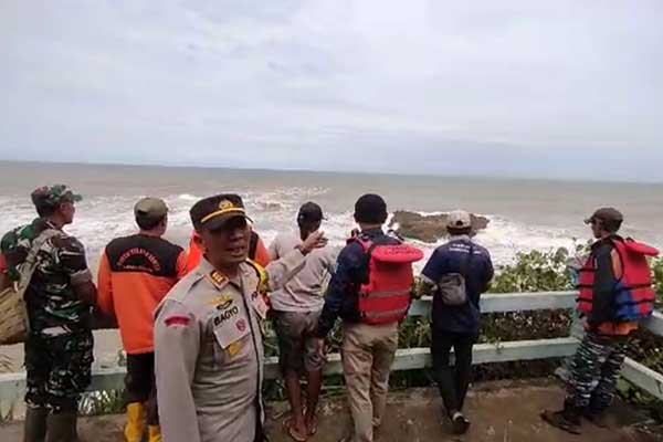 Proses pencarian dan evakuasi lima korban terseret ombak di Pantai Jembatan Panjang. (ist) - Dua Korban Terseret Ombak Terlihat, Proses Evakuasi Terkendala Cuaca