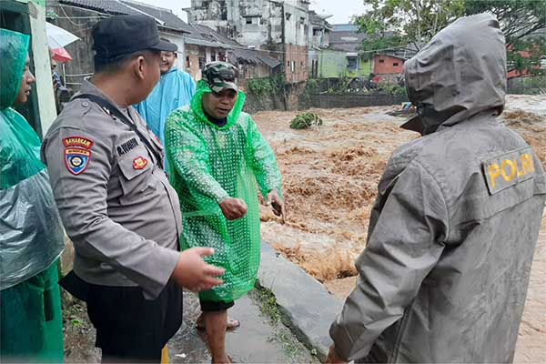 Proses pencarian korban oleh anggota Polsek Bantur dibantu warga. (ist) - Satu Warga Bantur Hilang Terseret Banjir Luapan Air Sungai
