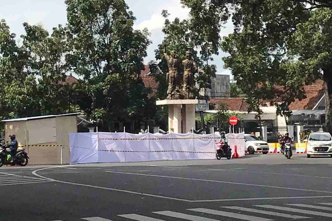 proses penggeseran tugu tgp telah dimulai.