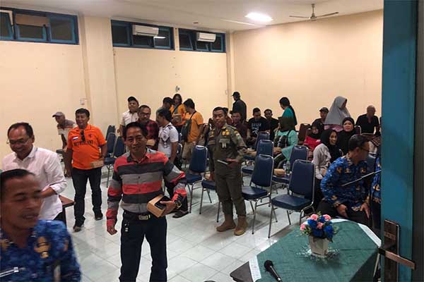 proses rapat koordinasi dengan seluruh kios pedagang stadion kanjuruhan stadion kanjuruhan akan direnovasi, kios pedagang harus kosong